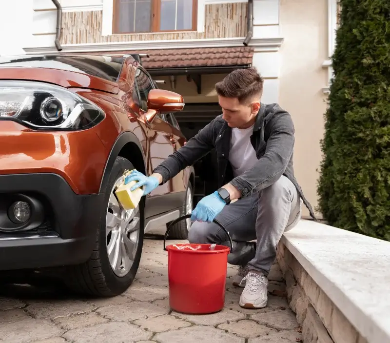 Lavage auto à domicile Loubieng : professionnel intervenant sur un véhicule